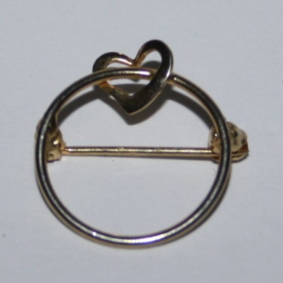 Vintage Jewelry - Dainty gold heart brooch Vintage